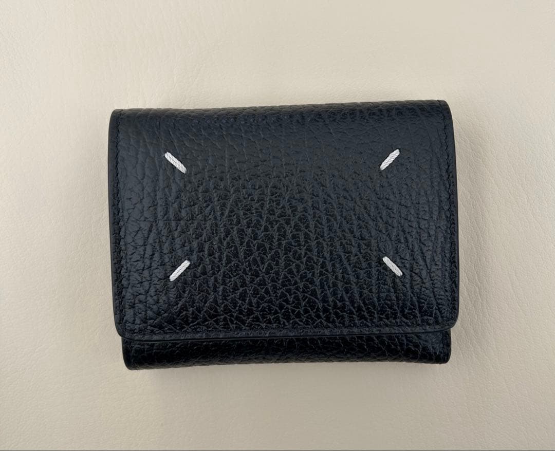 メゾンマルジェラ　三つ折り財布　ステッチ　コンパクトウォレット　ブラック　レザー