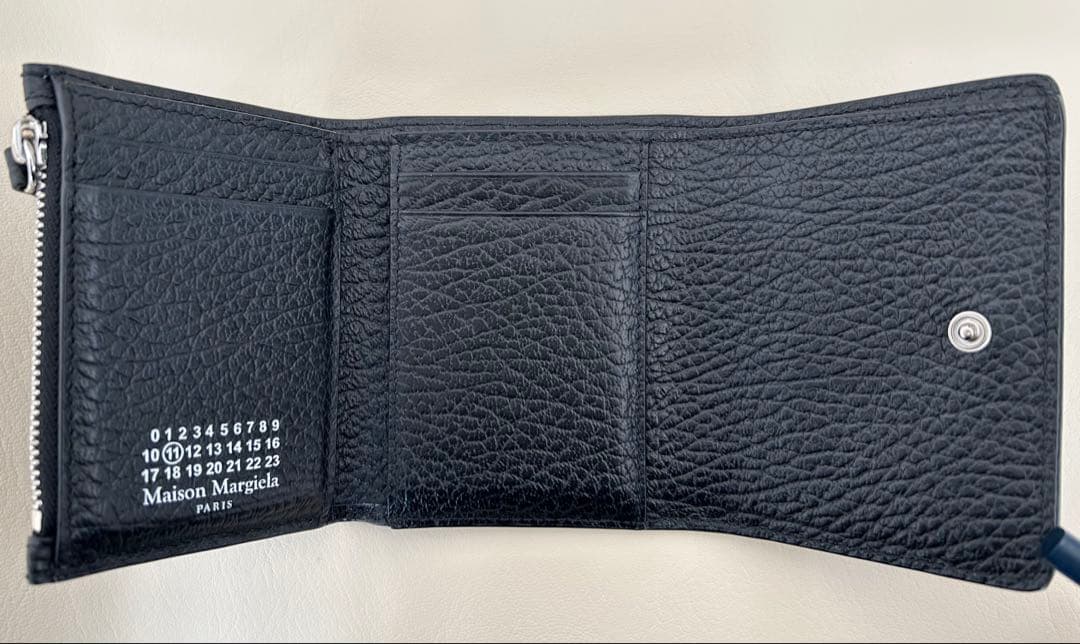メゾンマルジェラ　三つ折り財布　ステッチ　コンパクトウォレット　ブラック　レザー