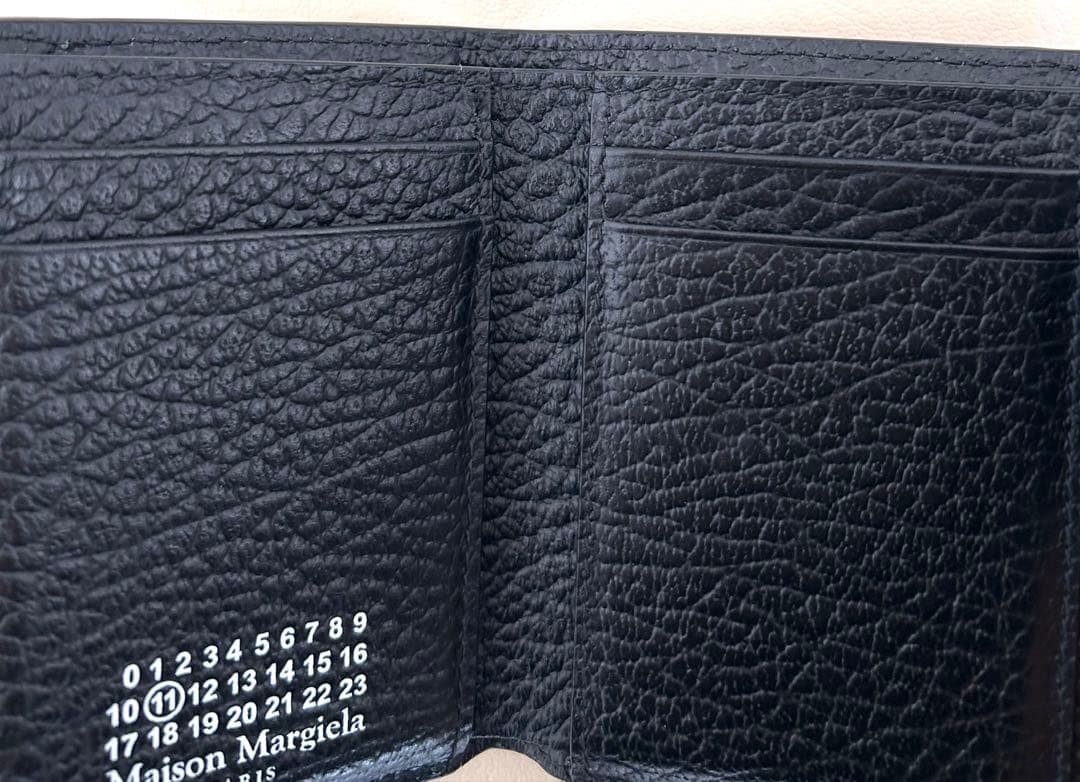 メゾンマルジェラ　三つ折り財布　ステッチ　コンパクトウォレット　ブラック　レザー