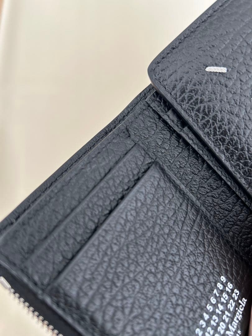 メゾンマルジェラ　三つ折り財布　ステッチ　コンパクトウォレット　ブラック　レザー