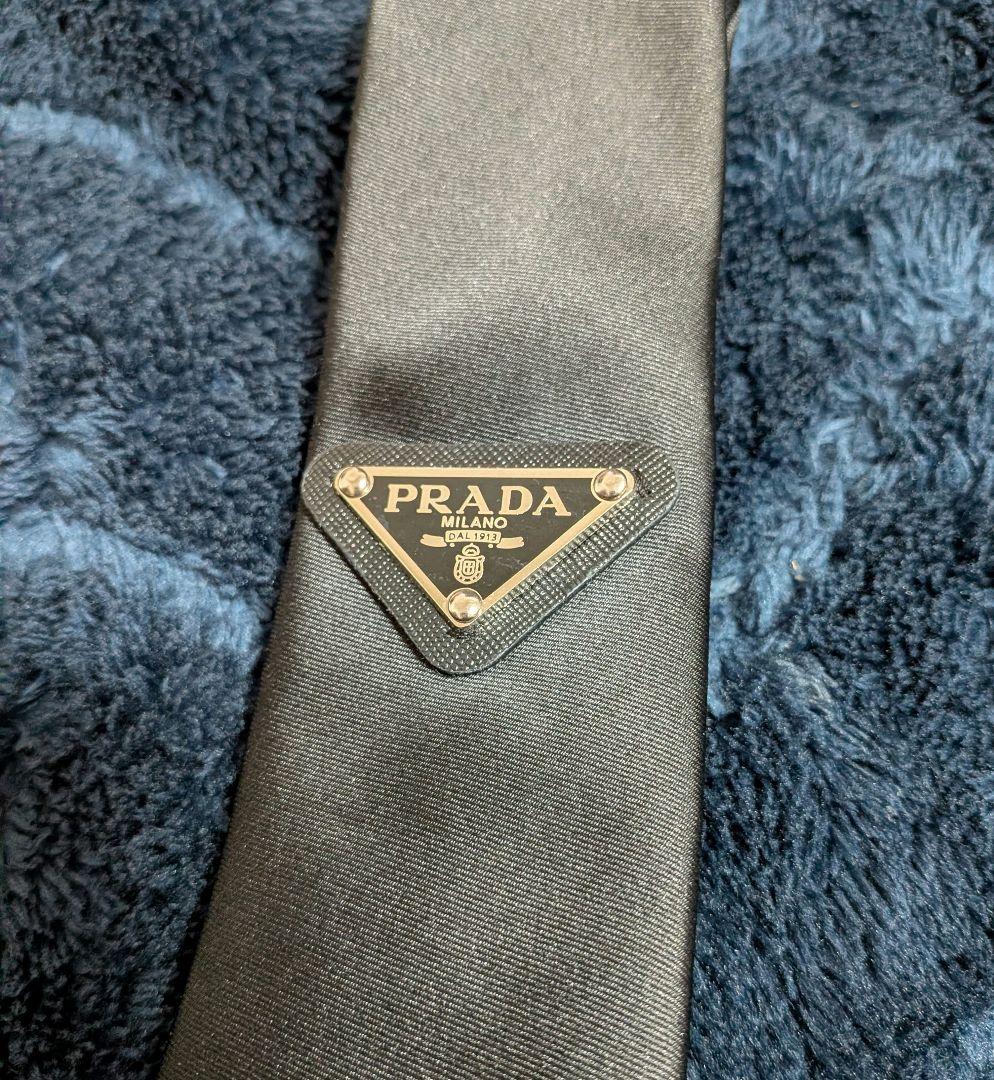 プラダ　ネクタイ　三角プレート