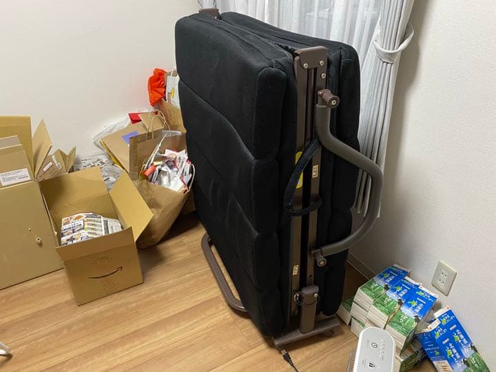 折り畳みベッド　折り畳むと部屋が広く使えます　適度なクッションで体痛くならいです