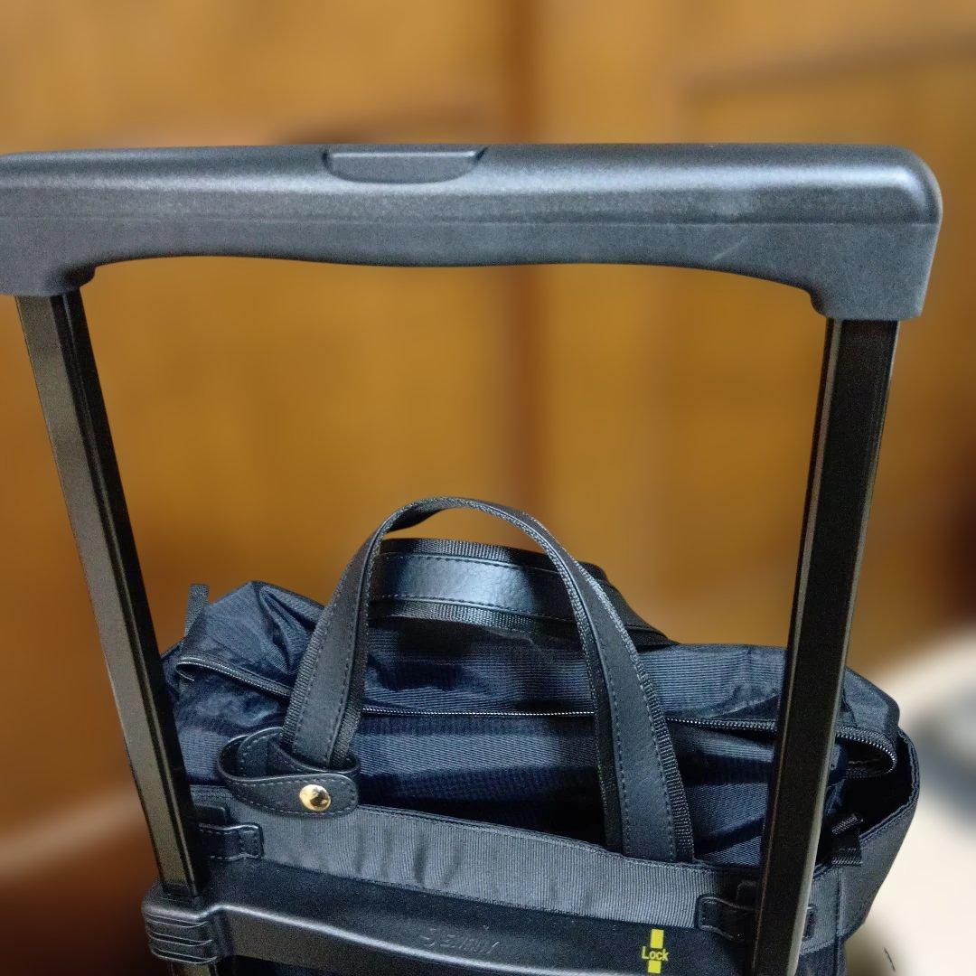 SWANY　スワニー4輪 キャリーバック　ケース 黒にリボン　ストッパー付き