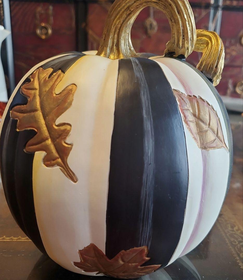 マッケンジーチャイルズ　ハロウィン　パンプキン