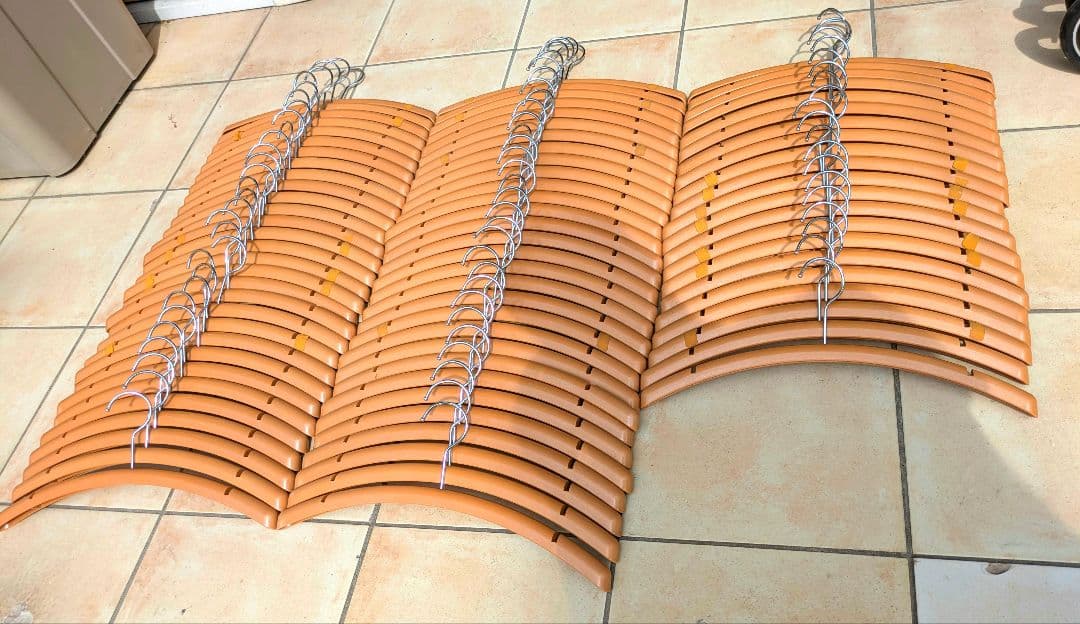 プラスチックハンガーまとめ売り　81本　ナチュラル　丸棒