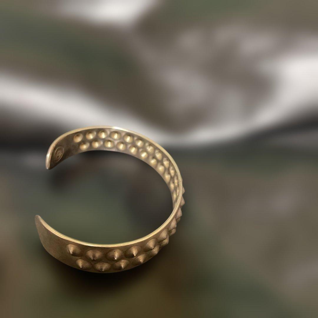 シルバー　打ち出しスタッズバングル