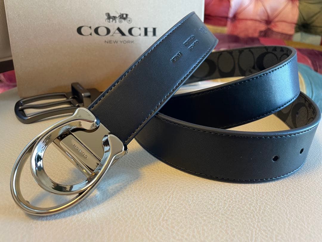 新品COACHシグネチャーフリーサイズリバーシブルベルトギフト箱付き