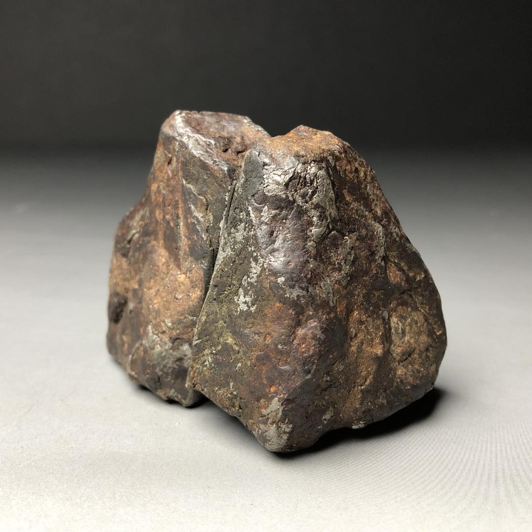 アルタイ隕石　隕石 全面カット 標本　鉄隕石　原石　重さ約427ｇ　立て付き