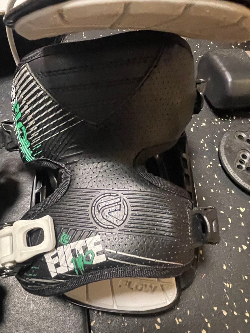 FLOWスノーボードビンディング 黒 Lサイズ リアエントリー