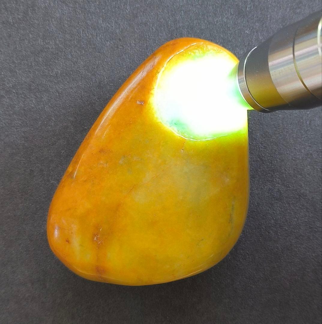 ミャンマー産本翡翠（ジェダイト）の原石（369ｇ）