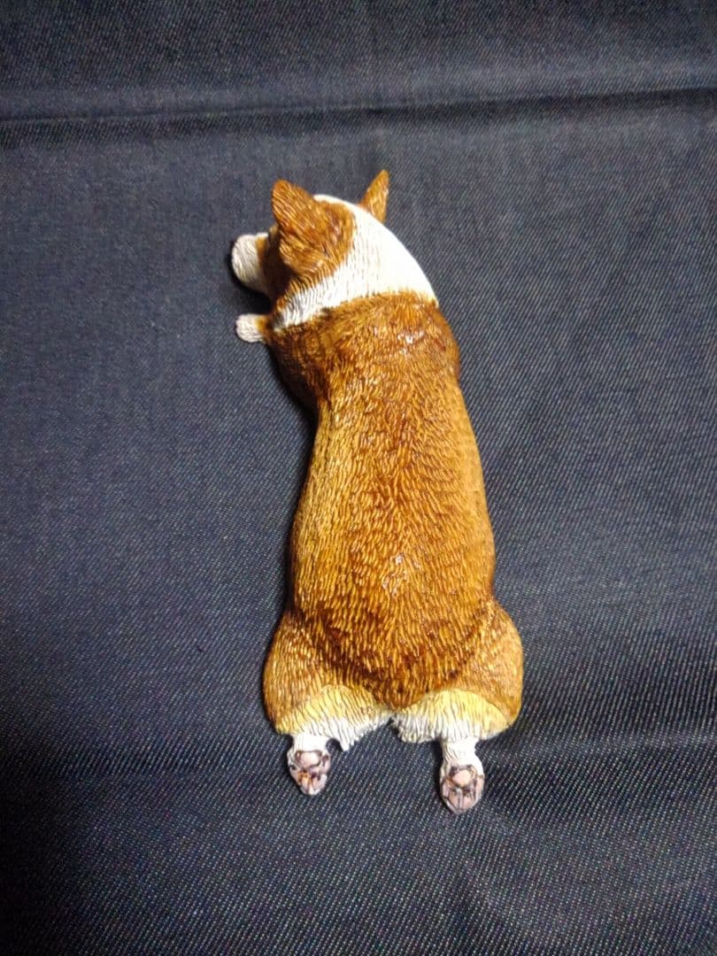 木彫りのコーギー ツチノコ寝