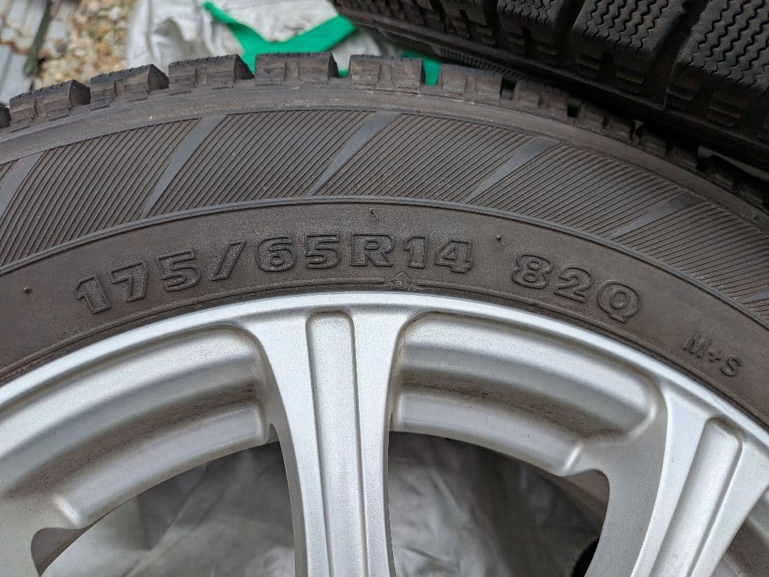 スタッドレスタイヤ 165/R14. 820