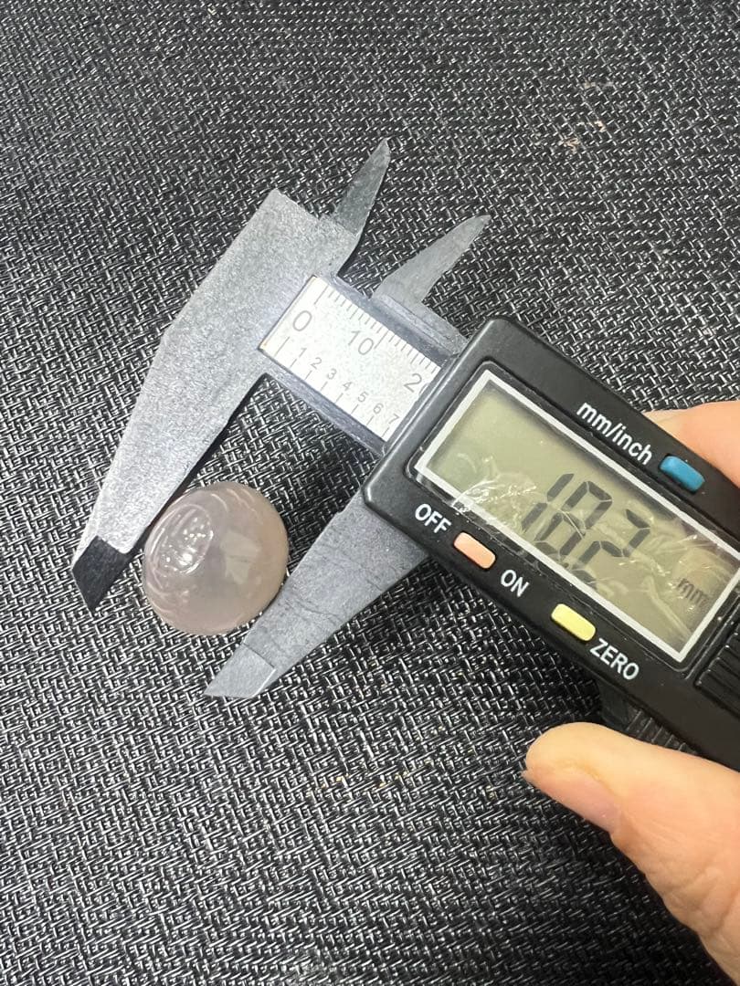 ゴビ石−1438 ゴビ瑪瑙　彫刻　『だるまさん』