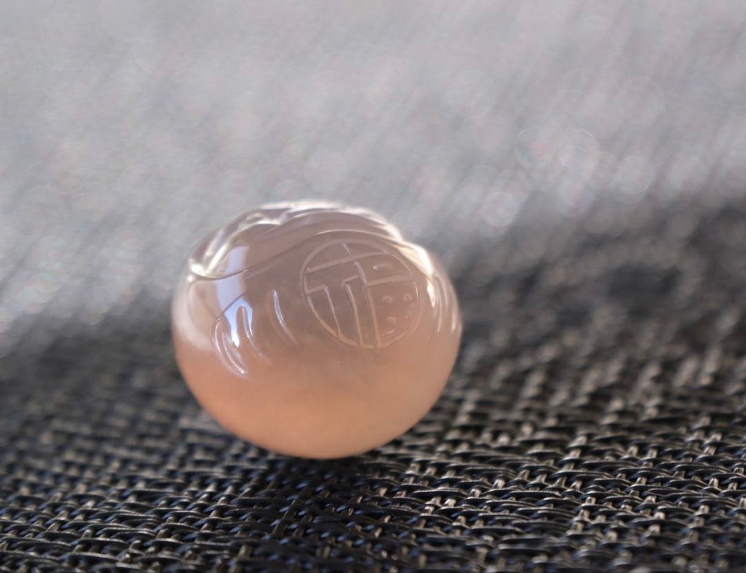 ゴビ石−1438 ゴビ瑪瑙　彫刻　『だるまさん』