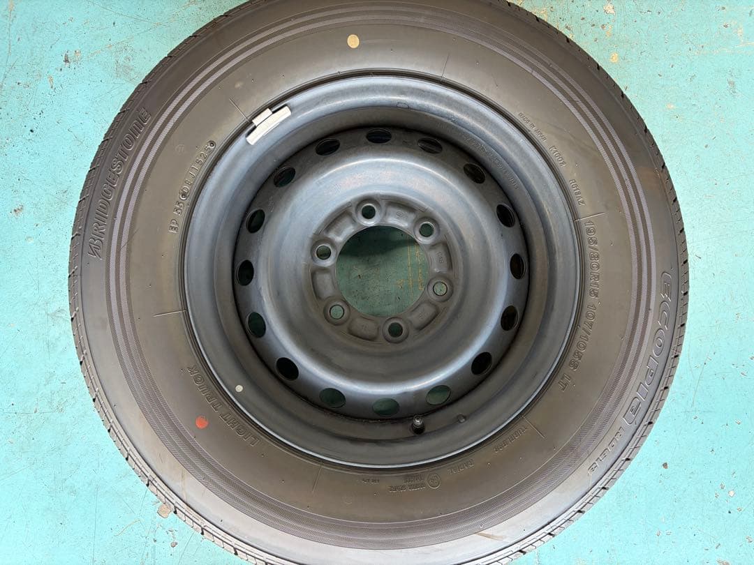 マサ　送料込R7.9新車外し　純正タイヤホイール付４本セット　ハイエース