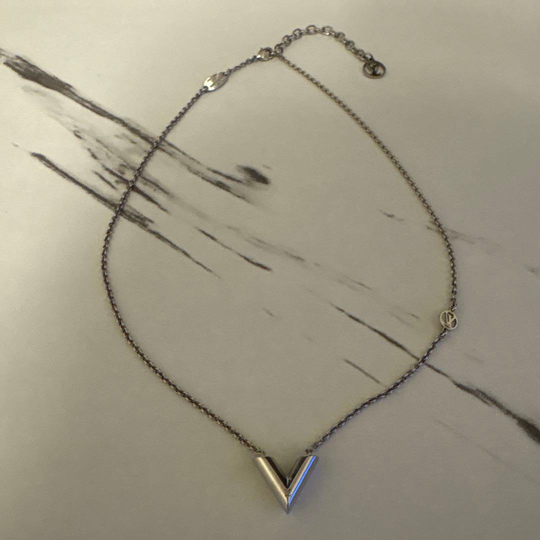 LOUIS VUITTON ルイ・ヴィトン　エセンシャルV シルバー