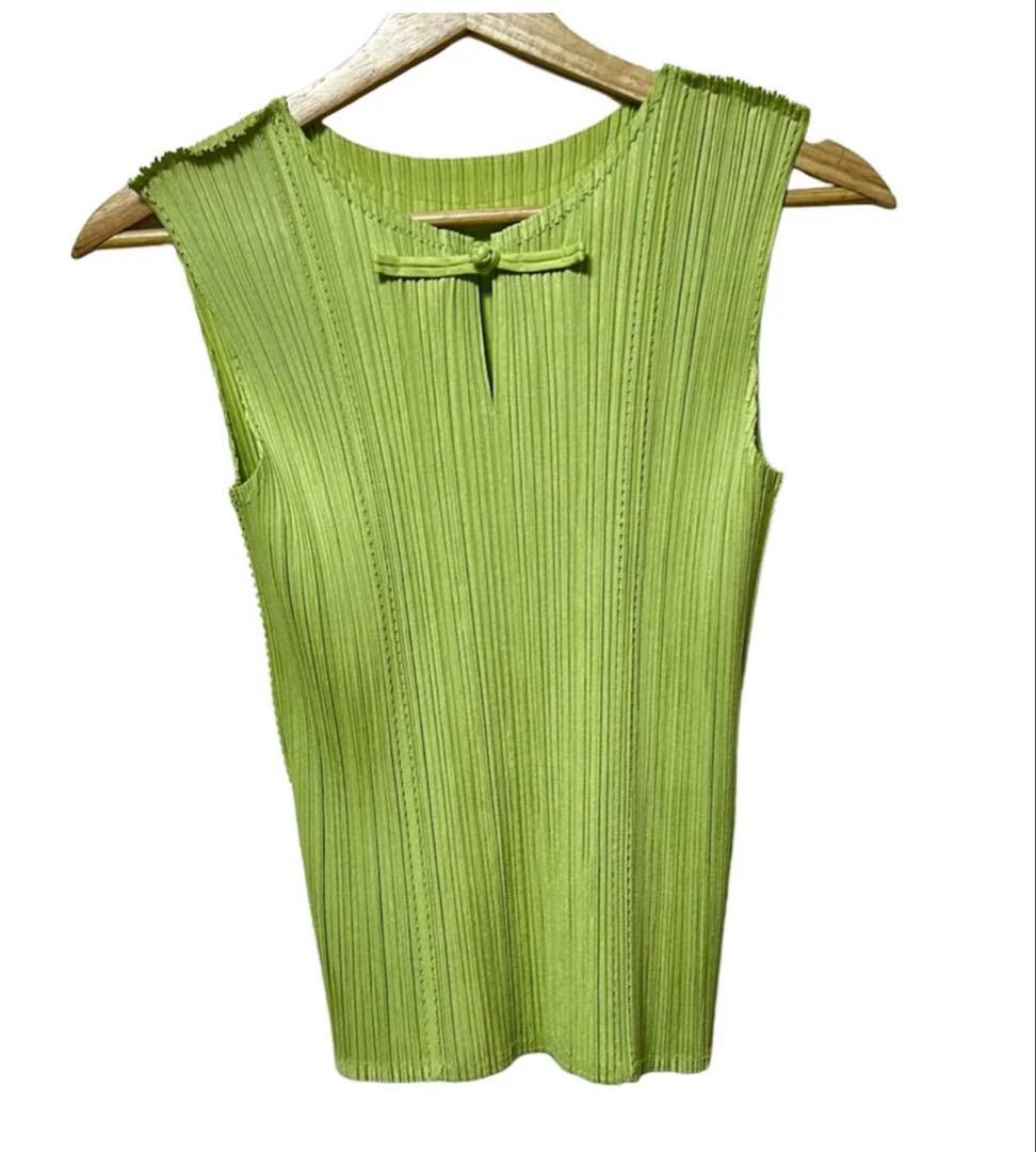 プリーツプリーズ　グリーン　デザイントップス　くるみボタン　チャイナ　美品