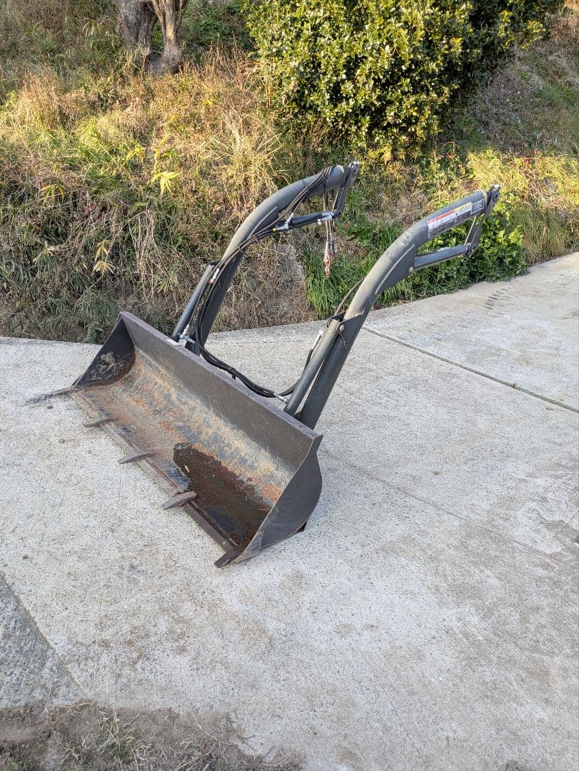 フロントローダ　トラクターアタッチメント