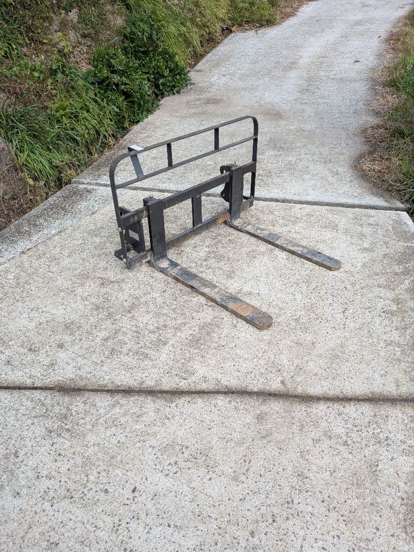 フロントローダ　トラクターアタッチメント