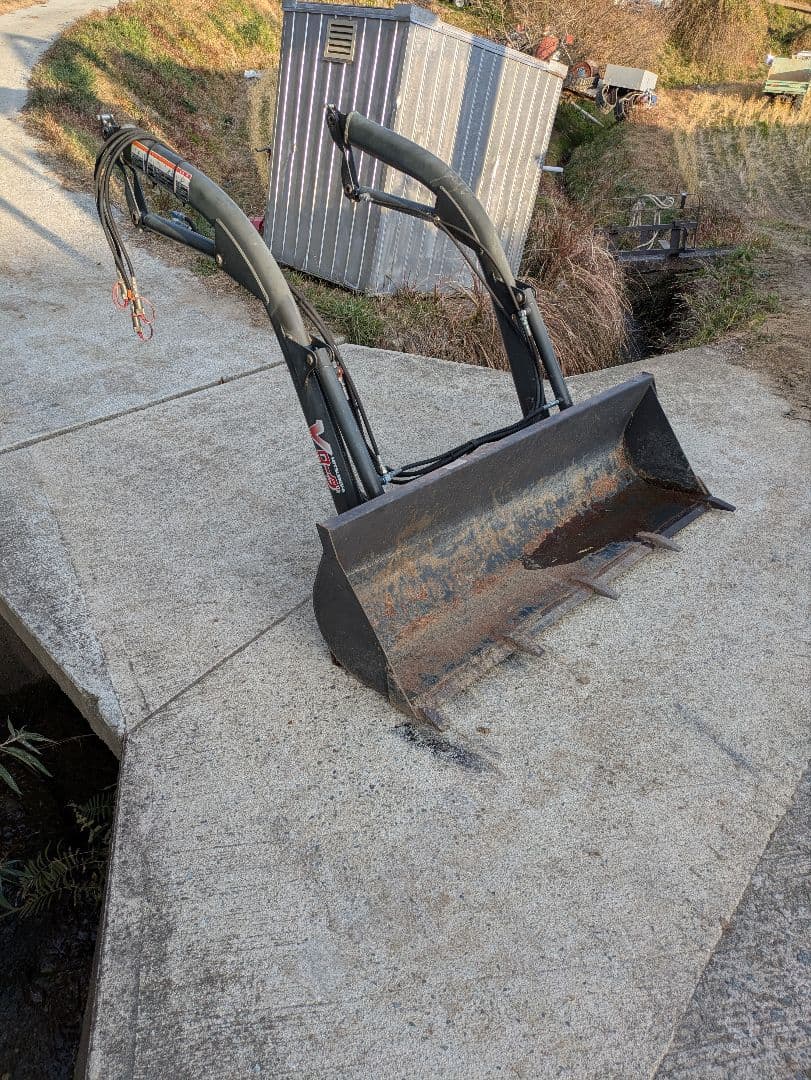 フロントローダ　トラクターアタッチメント