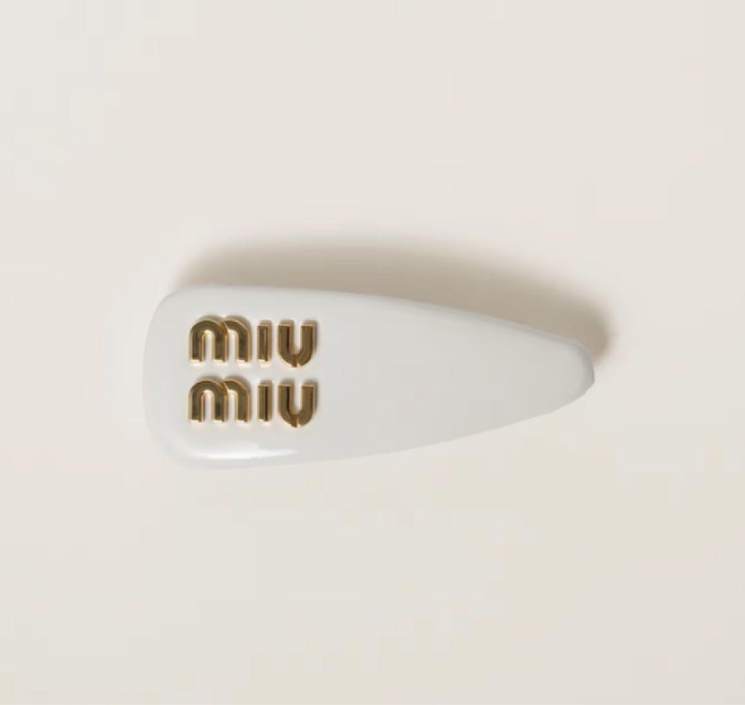 miu miu ロゴ入りヘアピン ホワイト