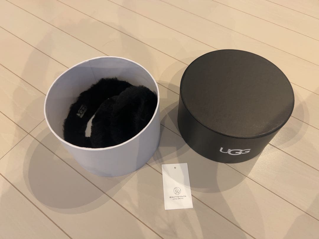 新品タグ箱付きUGG シープスキン イヤーマフ ブラック