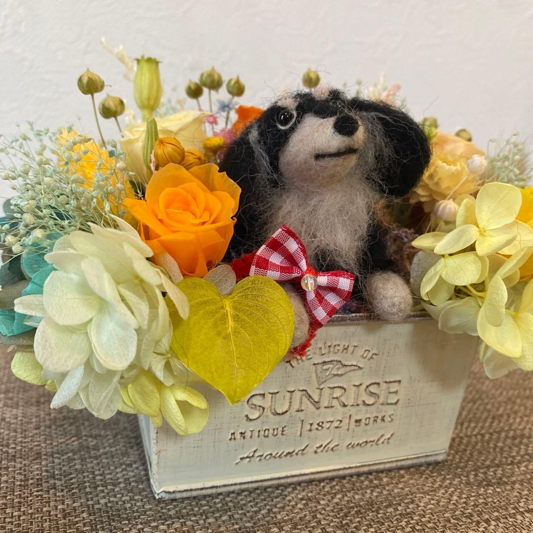 フラワーアレンジ&羊毛フェルトダックスちゃん