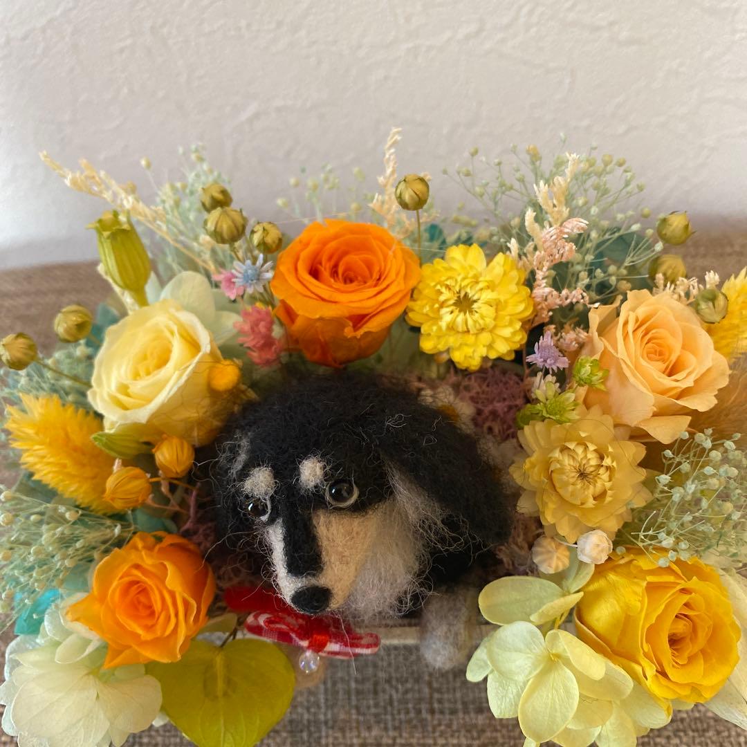 フラワーアレンジ&羊毛フェルトダックスちゃん
