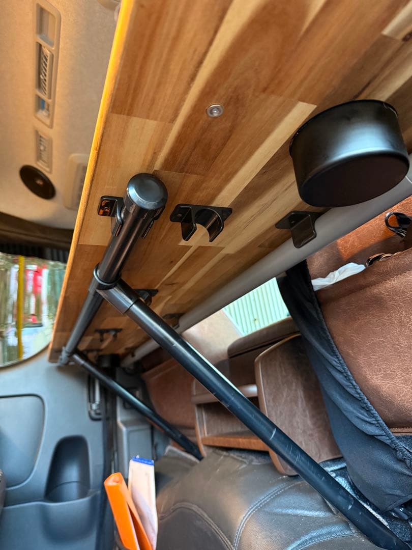 ヒミツキチガレージの支柱斜め木製車用テーブル カップホルダー付きハイエース用