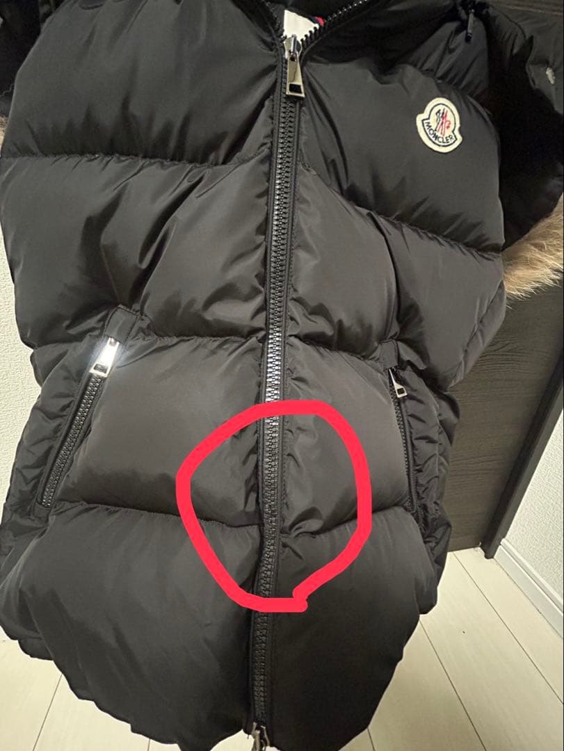 Moncler ブラック ダウンベスト ファー付き