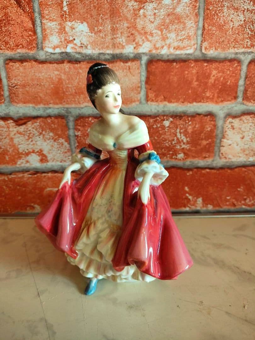 ロイヤルドルトン 1957年 サザンベル HN 2229 フィギュア