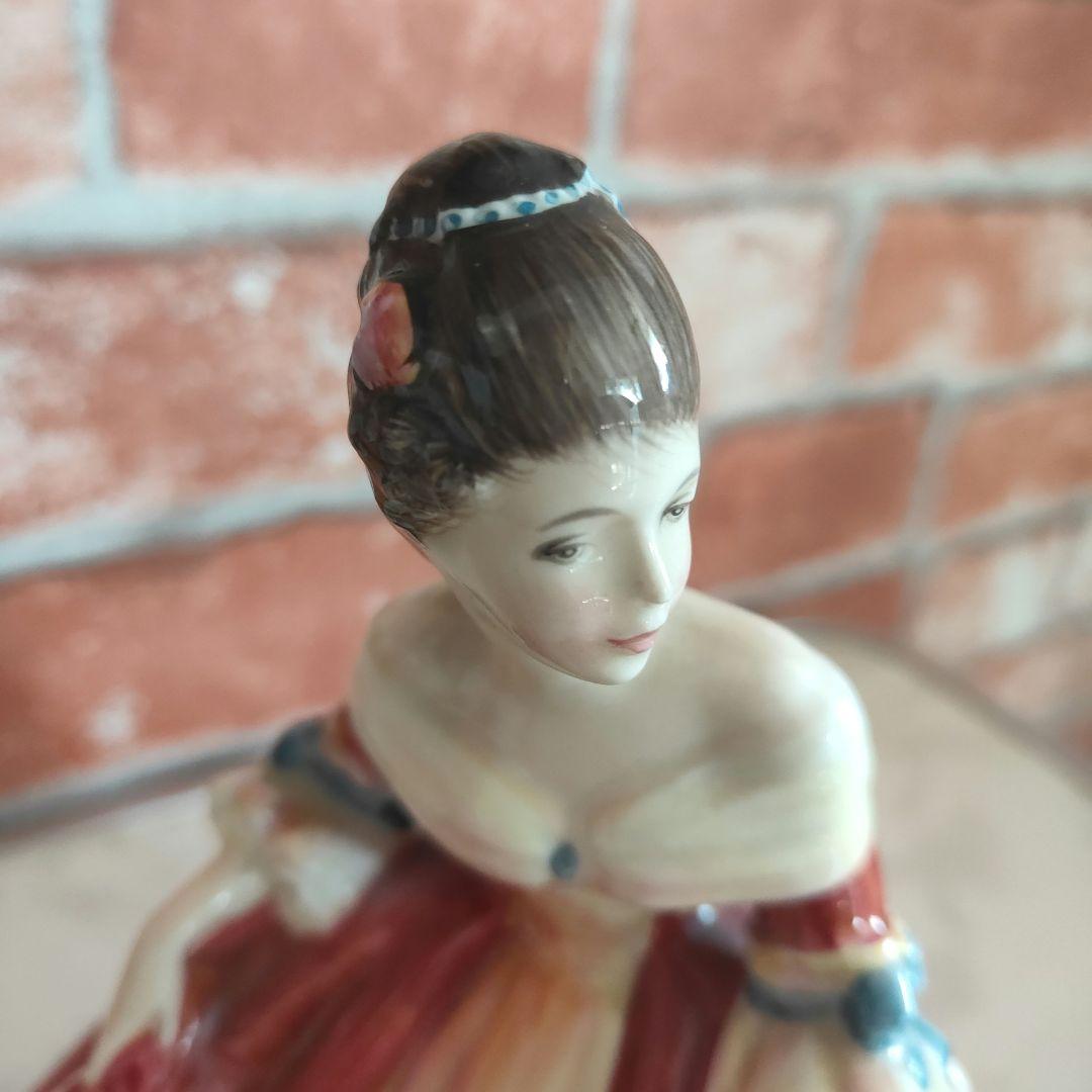 ロイヤルドルトン 1957年 サザンベル HN 2229 フィギュア