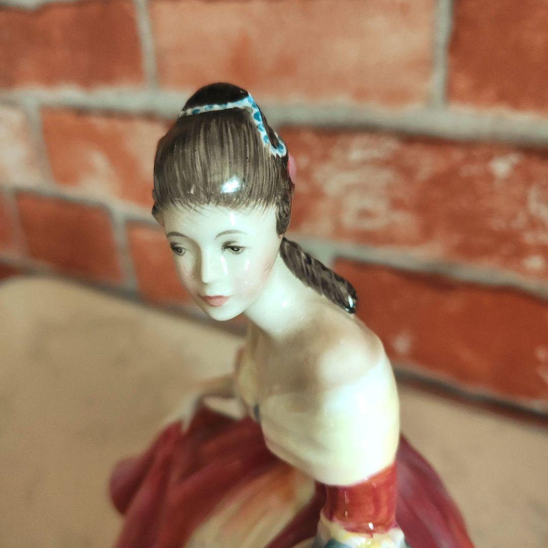 ロイヤルドルトン 1957年 サザンベル HN 2229 フィギュア