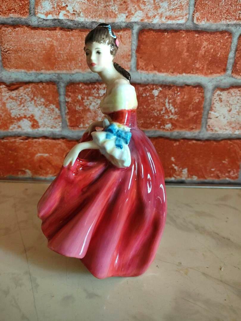 ロイヤルドルトン 1957年 サザンベル HN 2229 フィギュア