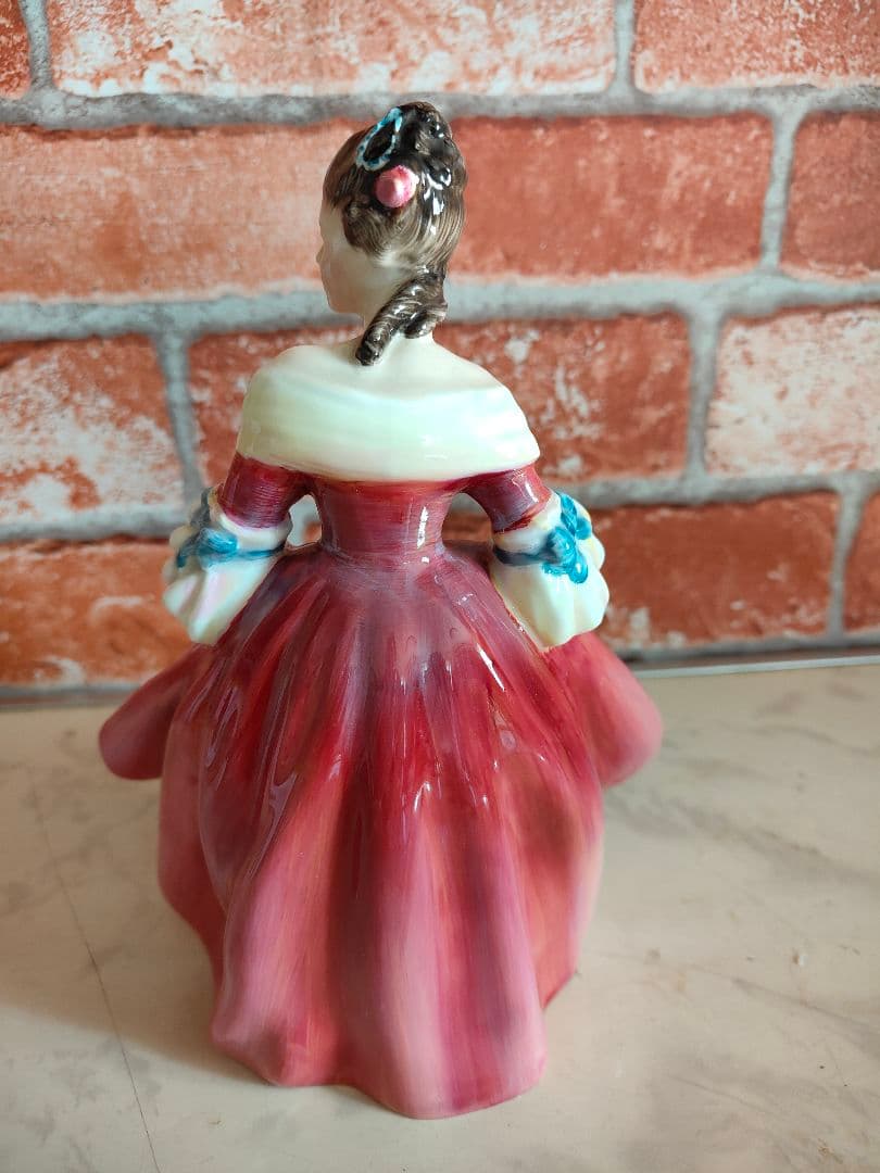 ロイヤルドルトン 1957年 サザンベル HN 2229 フィギュア