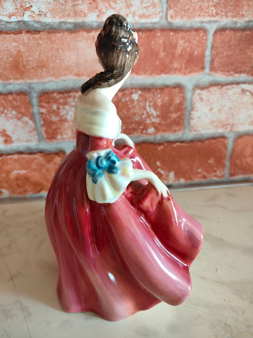 ロイヤルドルトン 1957年 サザンベル HN 2229 フィギュア