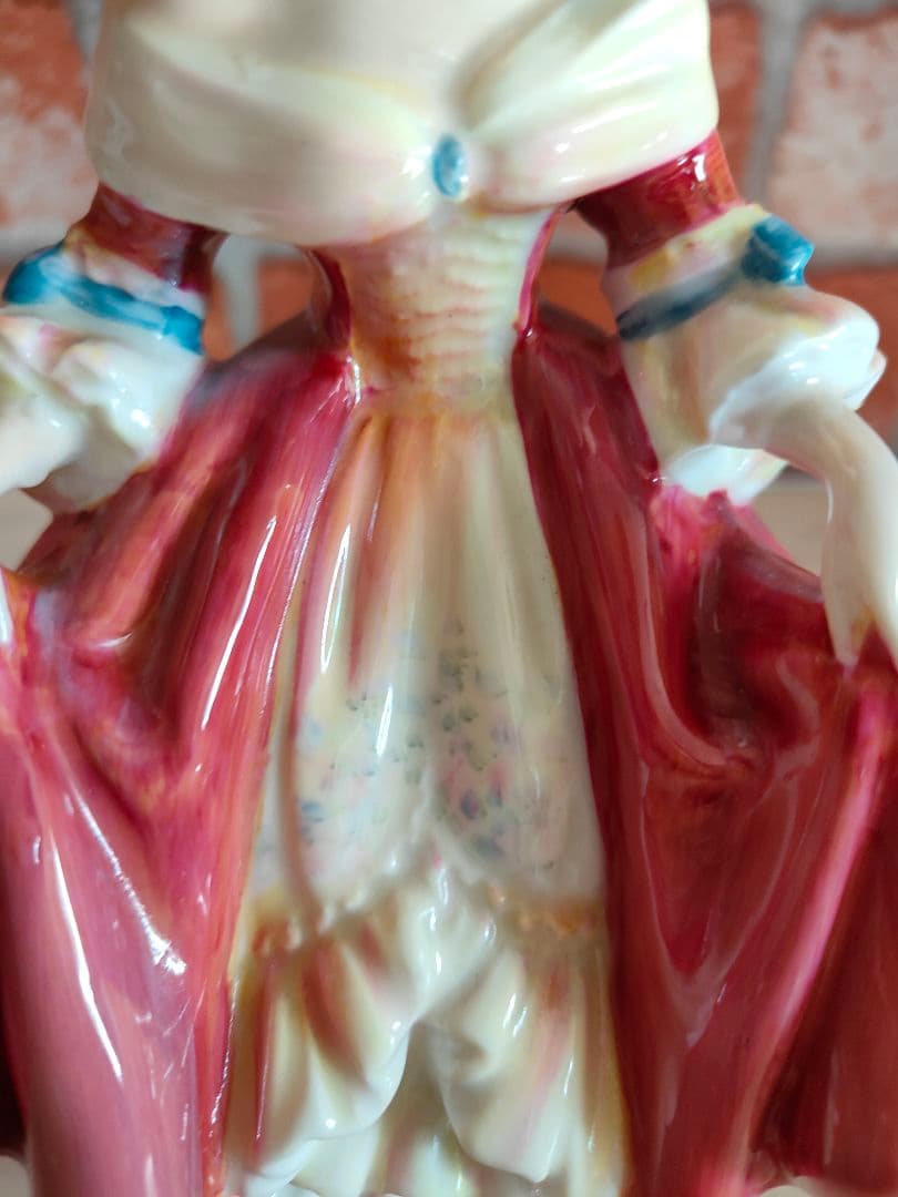 ロイヤルドルトン 1957年 サザンベル HN 2229 フィギュア