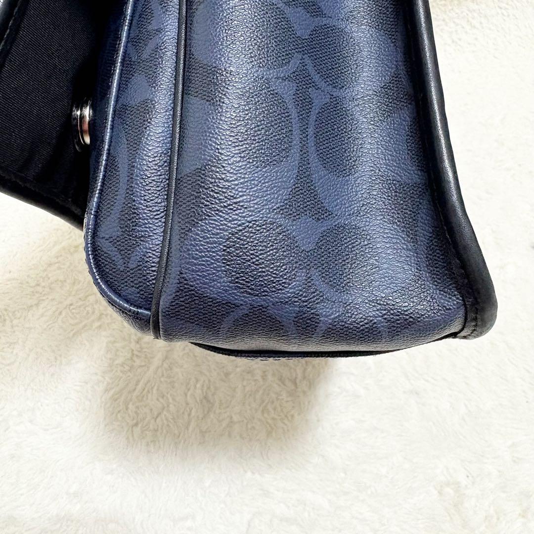 美品　コーチ　メッセンジャーバッグ　ショルダーバッグ　シグネチャー　黒　ネイビー