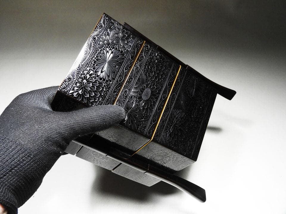 ●旧家名品 三つ重ね 亀甲形 菓子重箱 華やかな菊尽くし 美品 明治 大正 箱付