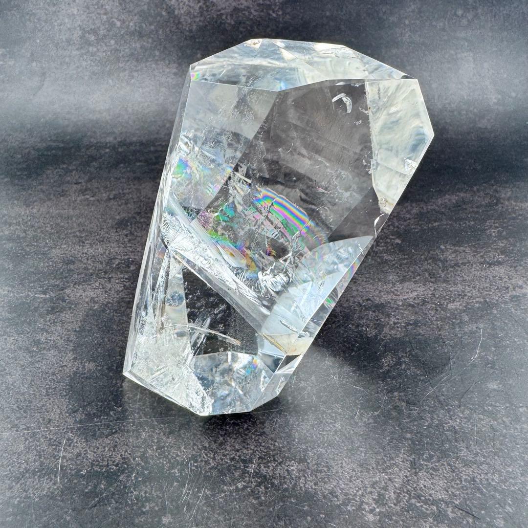 G-131虹&ラダー入り透明水晶フリーフォーム原石　アイリスクォーツ台座箱セット