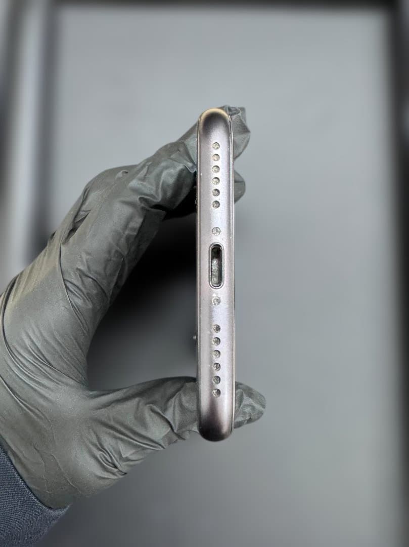 【auSIMフリー】iPhone 8 Space Gray 64GB 動作確認済