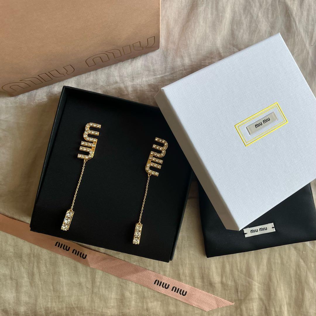 miumiuクリスタルチャーム付 ピアス ゴールド