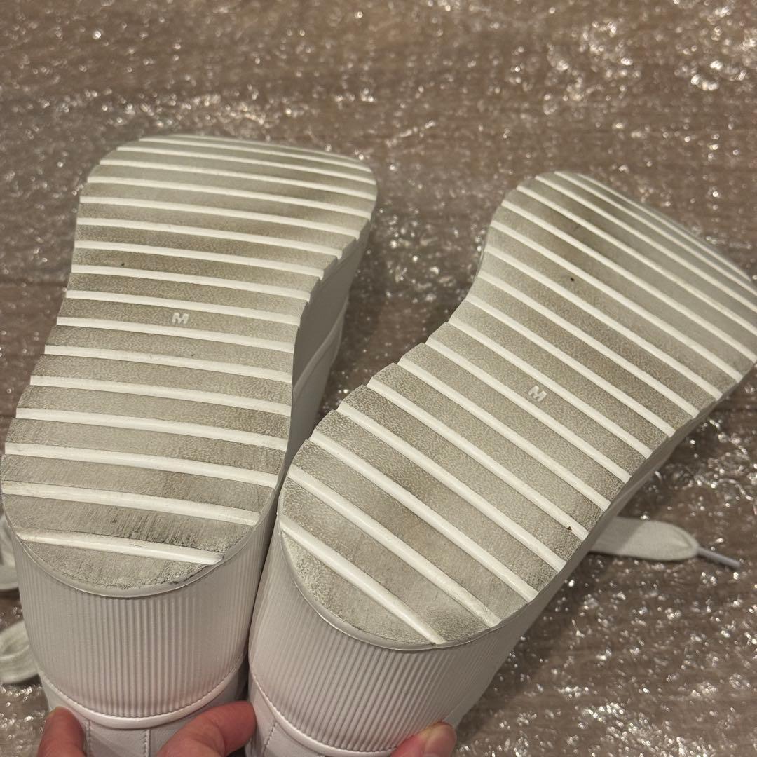 鈴木亜美さん ホワイトスニーカー