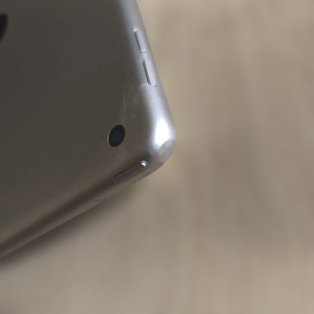 人*者様 iPad 第8世代10.2インチ シルバー32㎇ Wi-Fiモデル 9