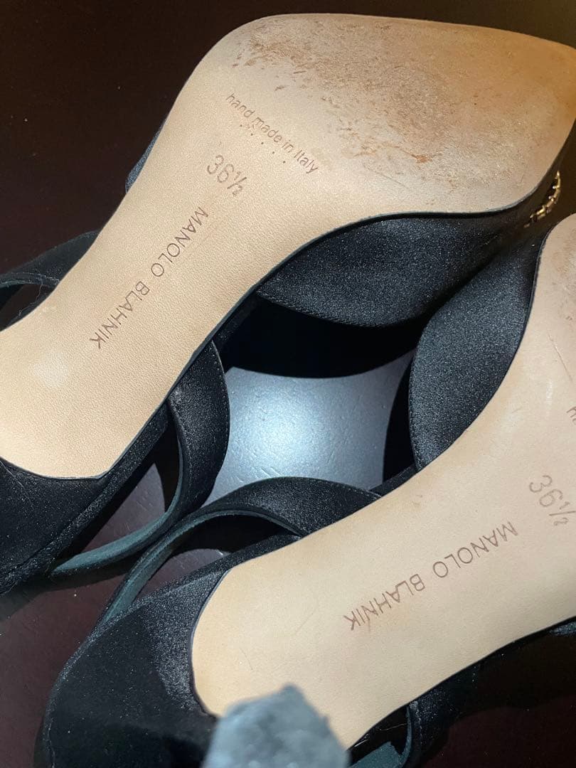 Manolo Blahnik ブラックパンプス クリスタル装飾