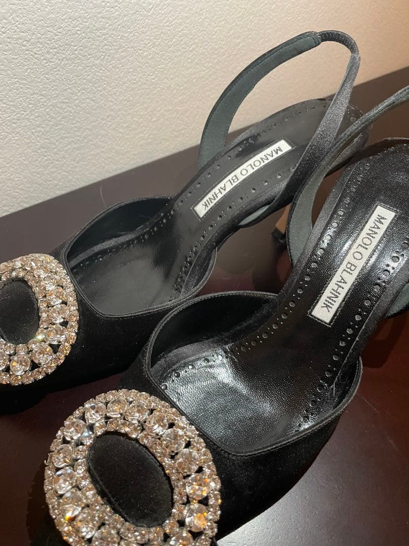 Manolo Blahnik ブラックパンプス クリスタル装飾