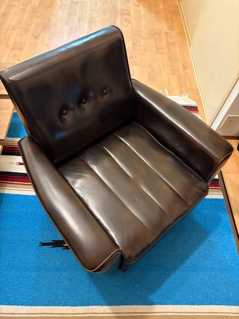 ダークブラウン 1人掛けソファ ボタン付き