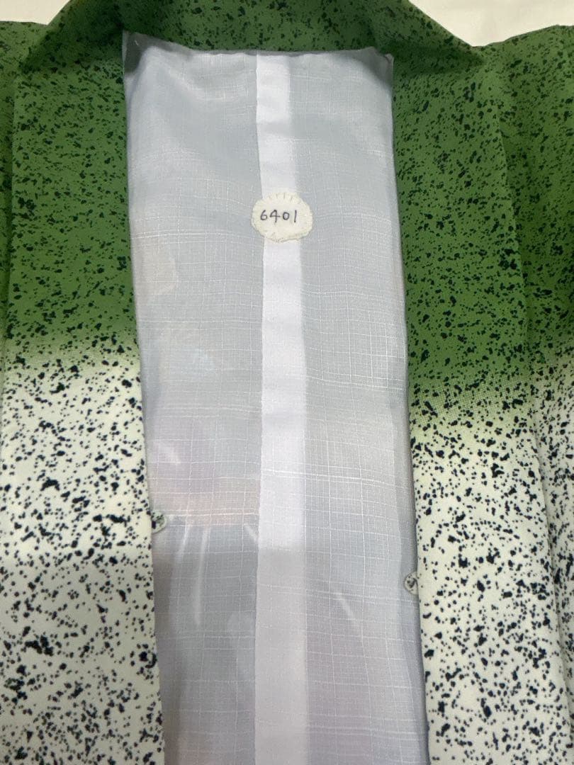 (七五三)7歳前後の男の子向けの、ダークグリーンの着物と羽織、襦袢の3点セット。