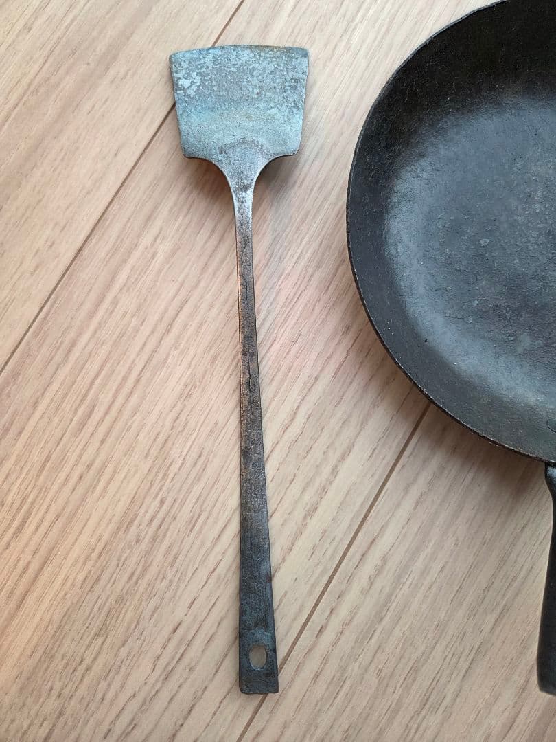 ひ*り様 成田理俊さん　鉄フライパンとフライ返し　成田パン