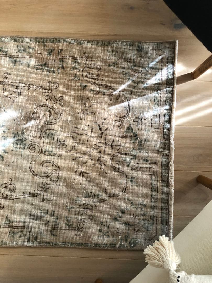 ヴィンテージラグ　ボタニカル　ベージュオーバーダイ　トルコ　ウォッシュ　雅姫さん